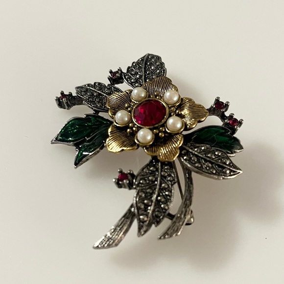 Vintage Avon Poinsettia with Rhinestone and Faux Pearl Accent Brooch Pin - Picture 3 of 16